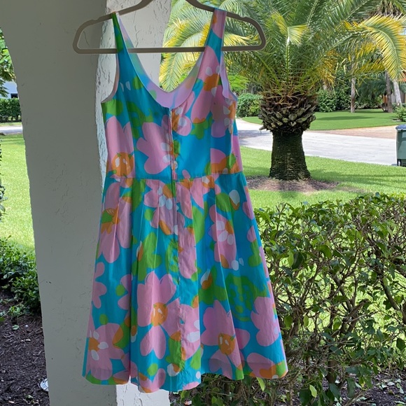 NWOT-Lilly Pulitzer Dress.-NWOT-size-2 worn 1 time. Fabulous fabric - Picture 5 of 15